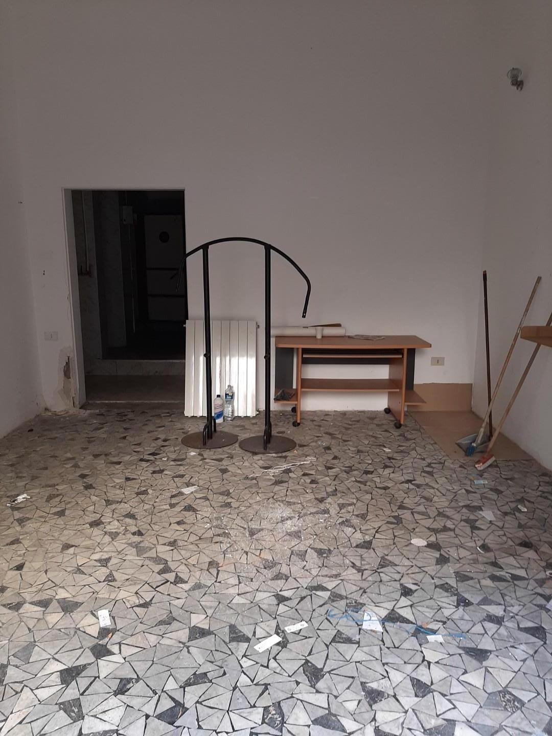 Immagine 2 di Magazzino in vendita  a Livorno