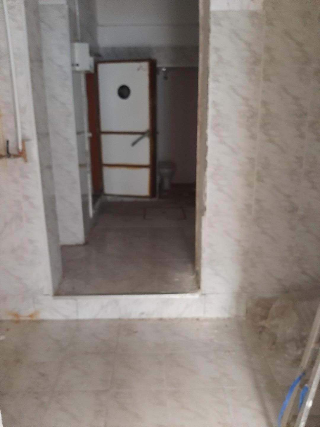 Immagine 3 di Magazzino in vendita  a Livorno