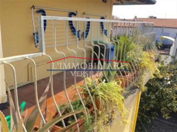 Immagine 35 di Appartamento in vendita  a Forte Dei Marmi