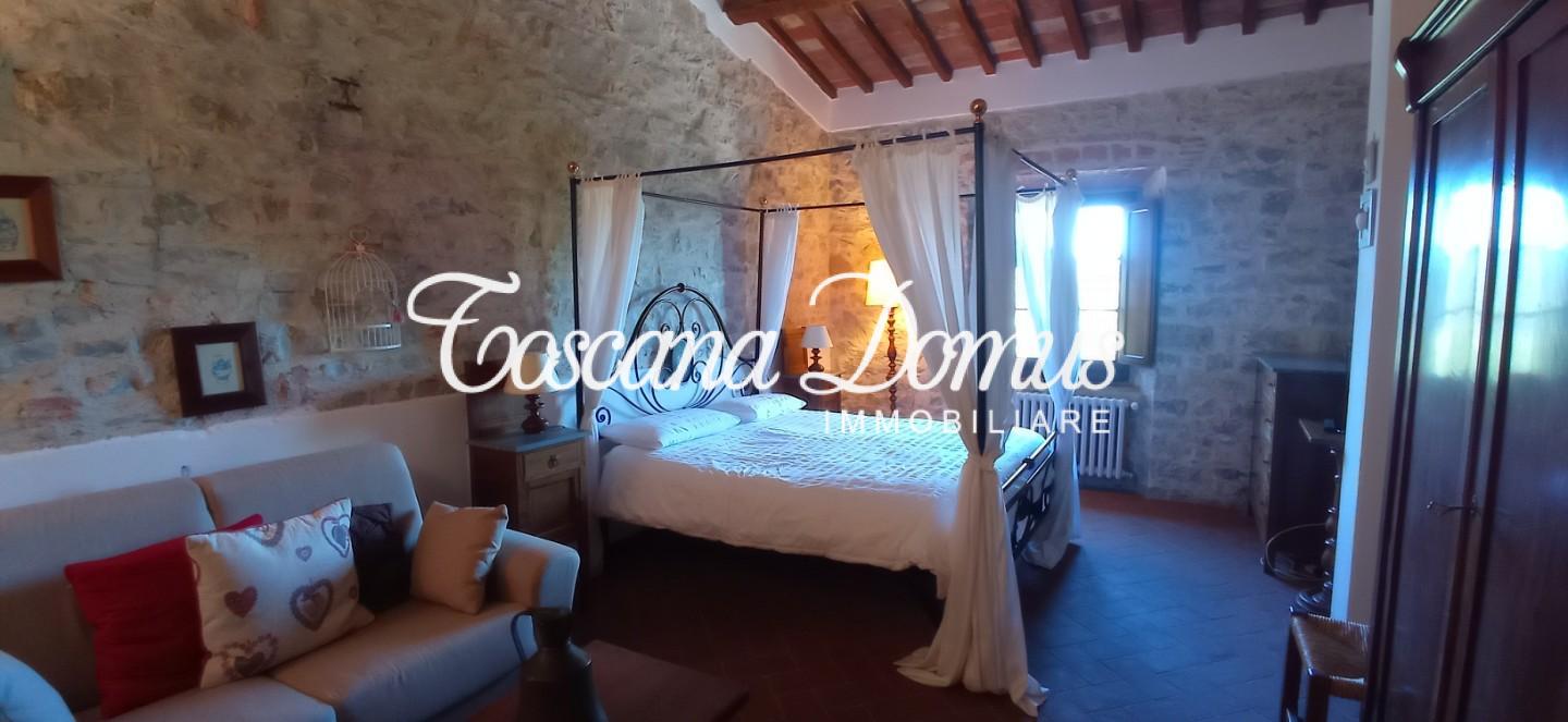 Immagine 18 di Casa colonica in vendita  a Castellina In Chianti