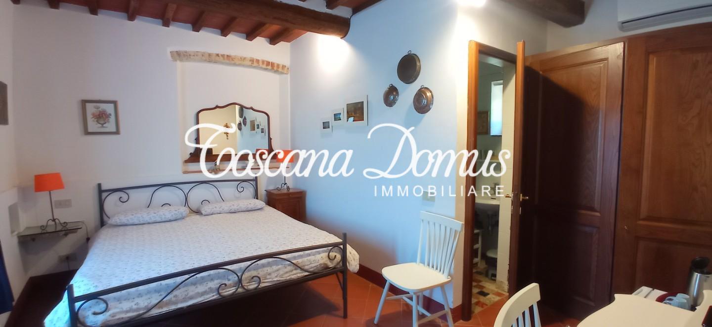 Immagine 11 di Casa colonica in vendita  a Castellina In Chianti