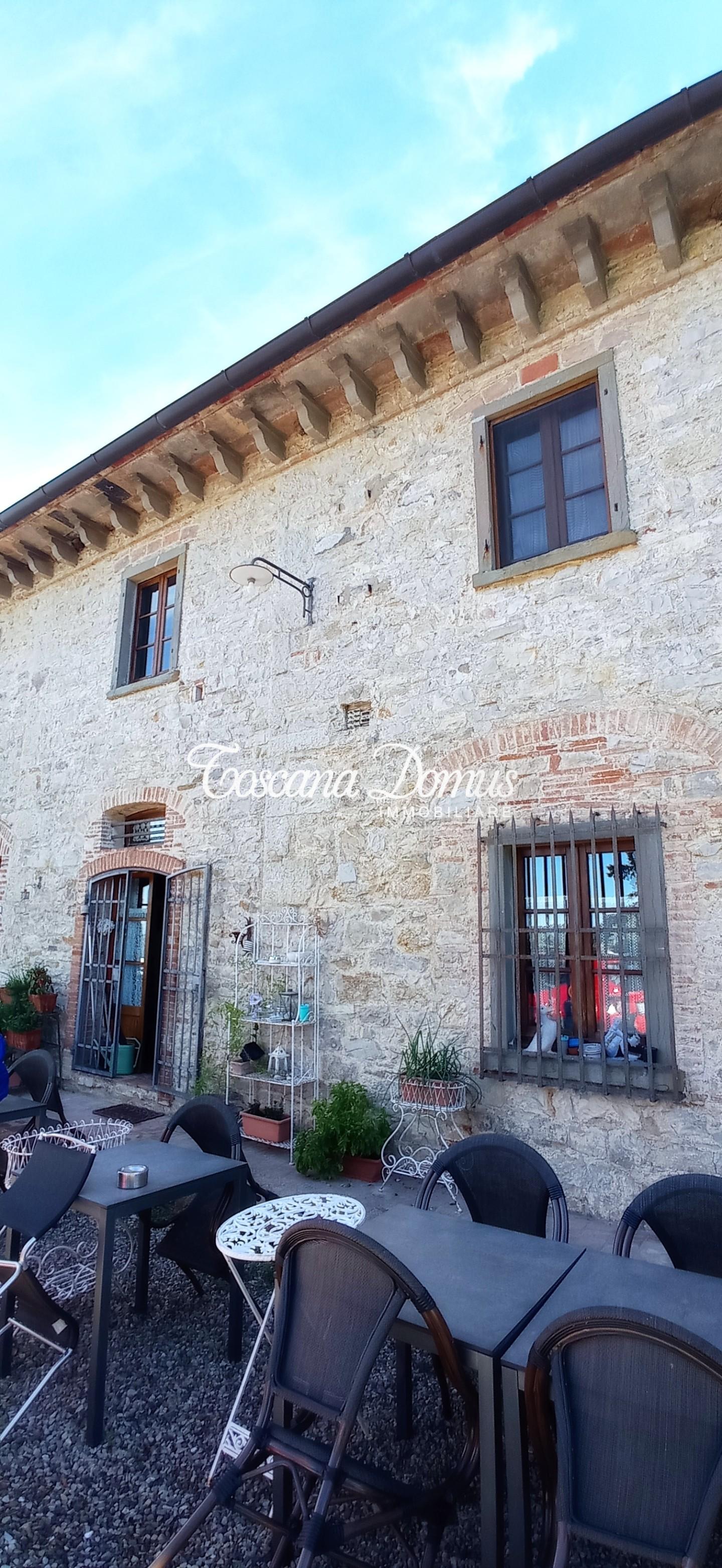 Immagine 2 di Casa colonica in vendita  a Castellina In Chianti