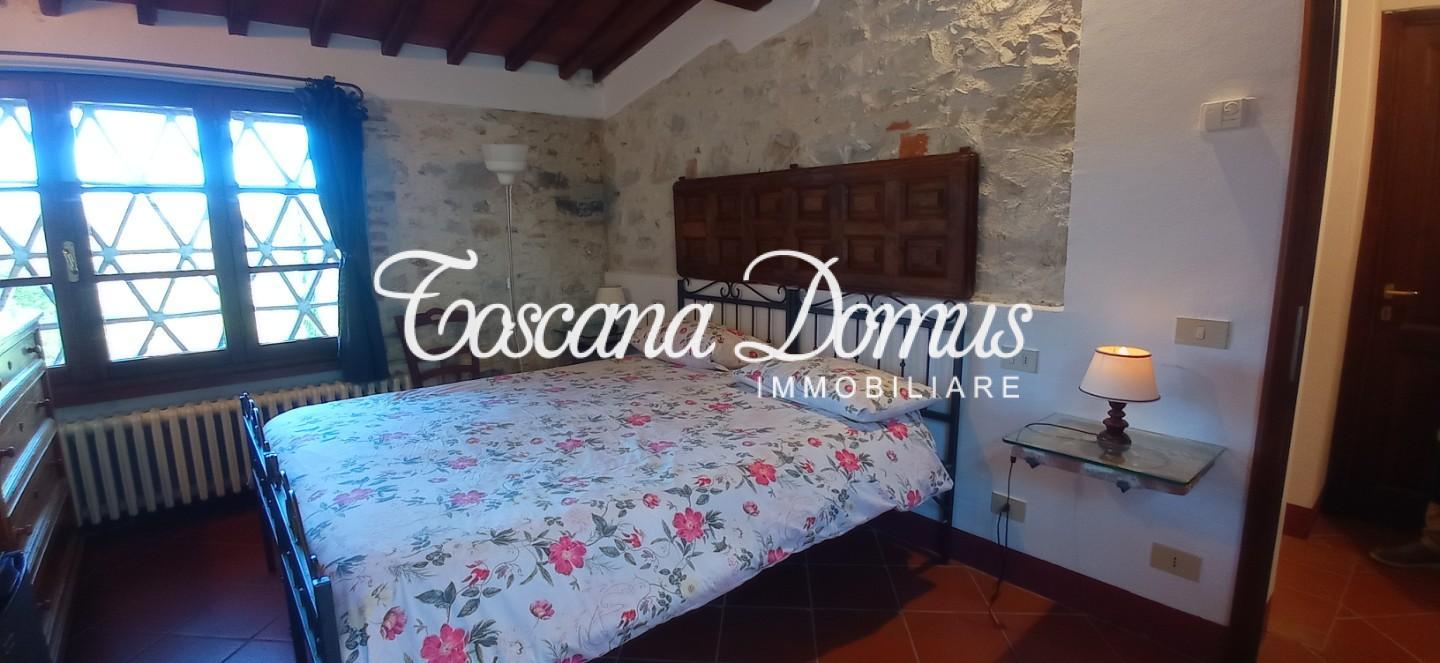 Immagine 4 di Casa colonica in vendita  a Castellina In Chianti