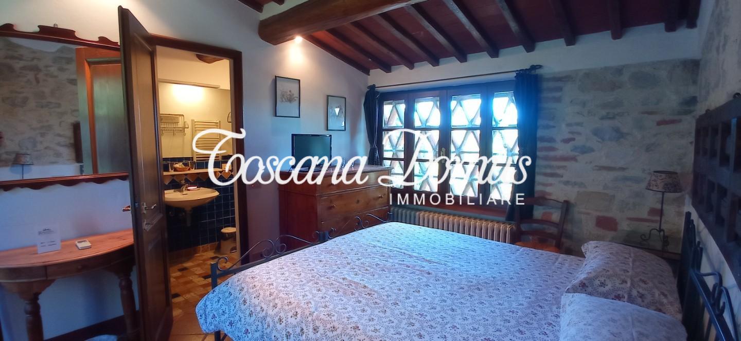 Immagine 7 di Casa colonica in vendita  a Castellina In Chianti