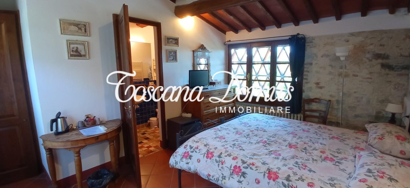Immagine 10 di Casa colonica in vendita  a Castellina In Chianti