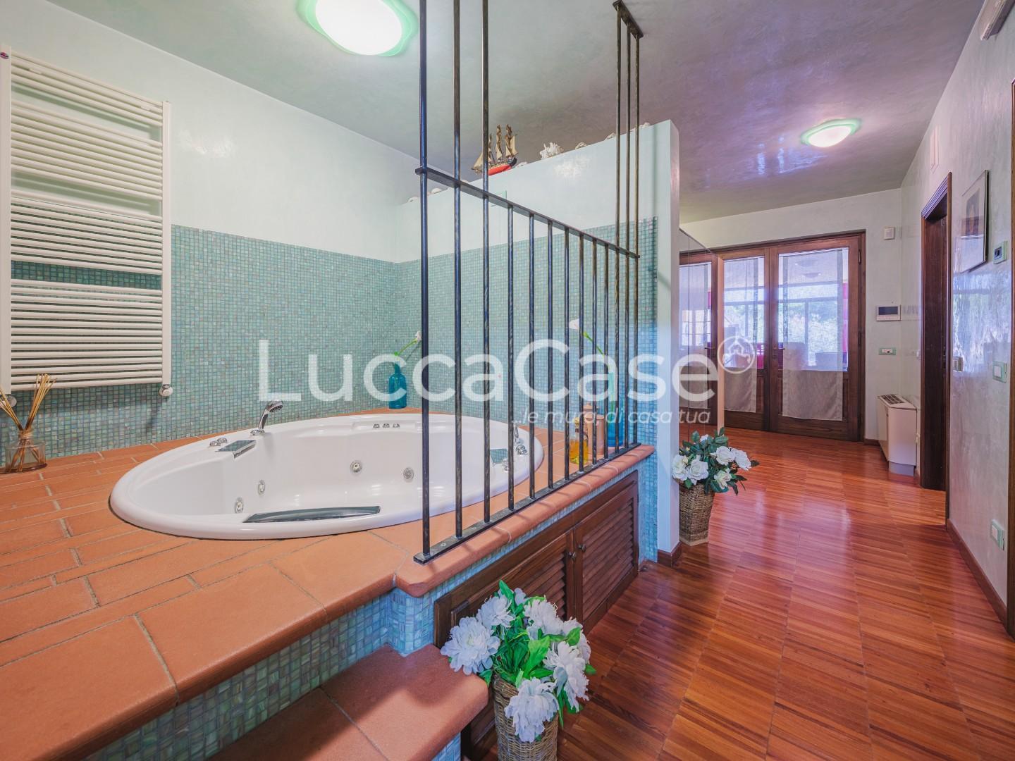 Immagine 34 di Casa colonica in vendita  a Capannori