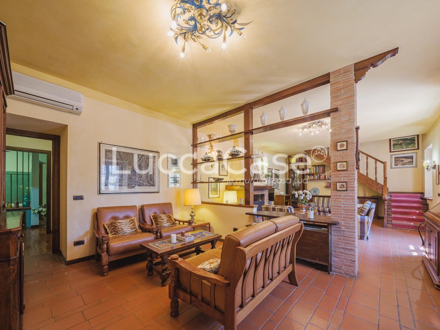 Immagine 10 di Casa colonica in vendita  a Capannori