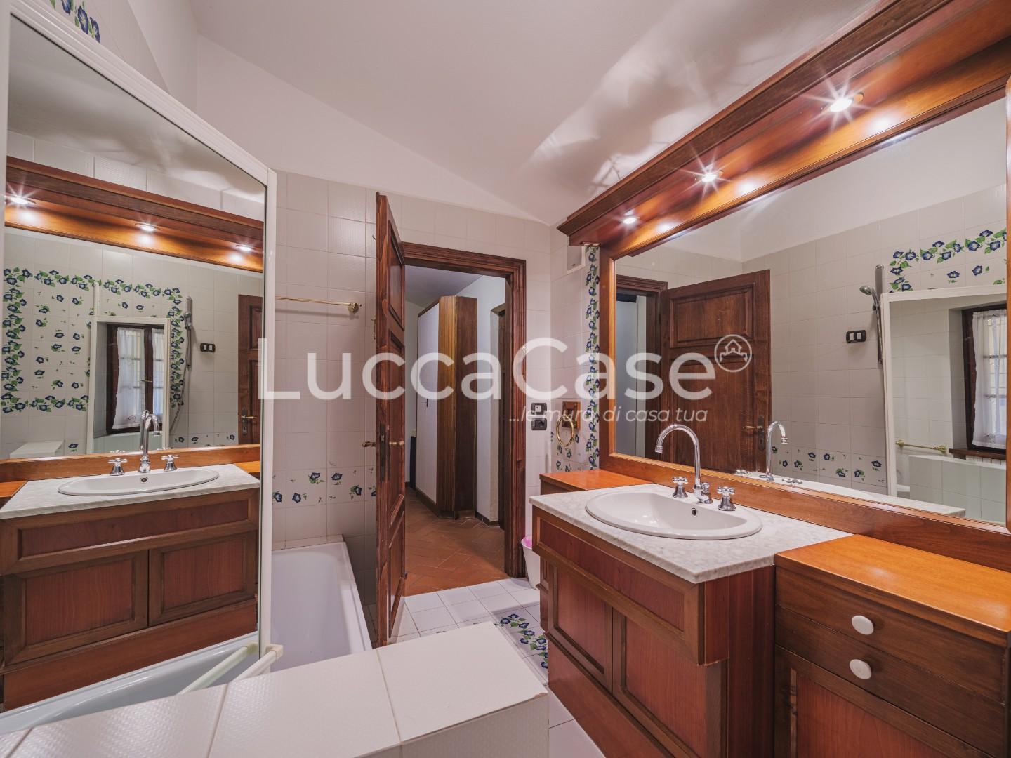 Immagine 29 di Casa colonica in vendita  a Capannori