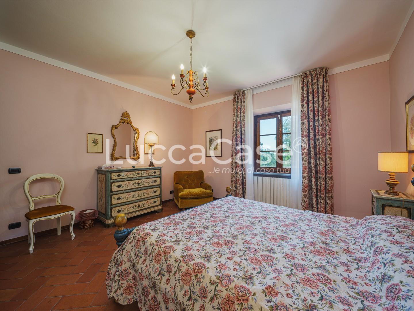 Immagine 19 di Casa colonica in vendita  a Capannori