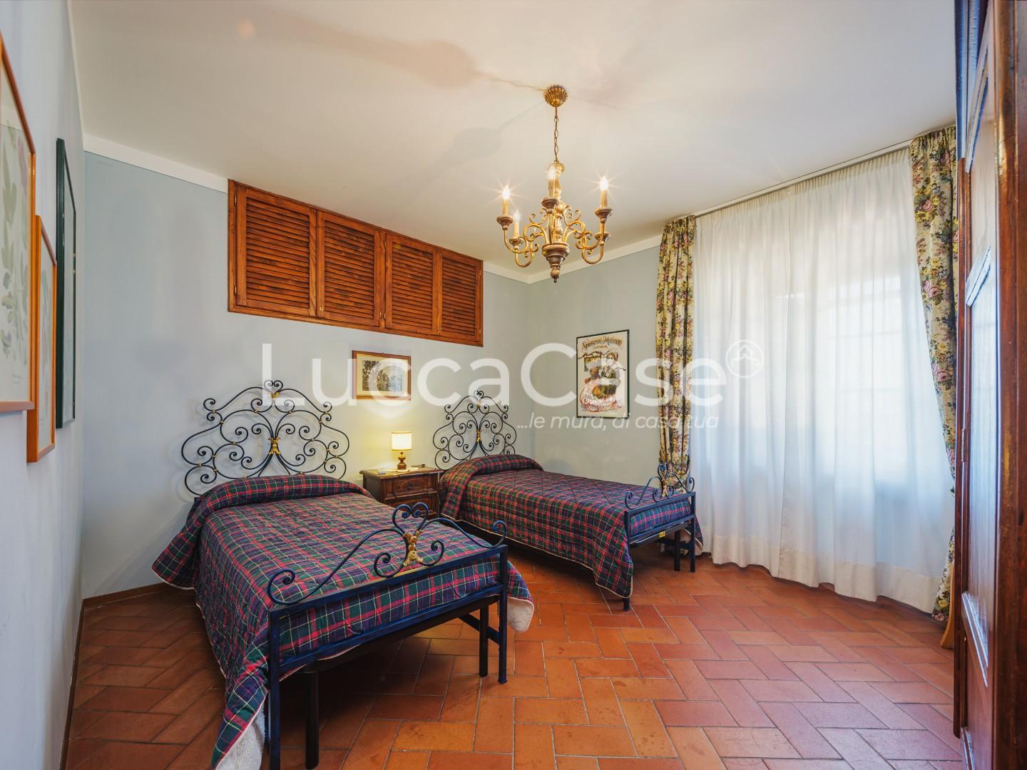 Immagine 23 di Casa colonica in vendita  a Capannori