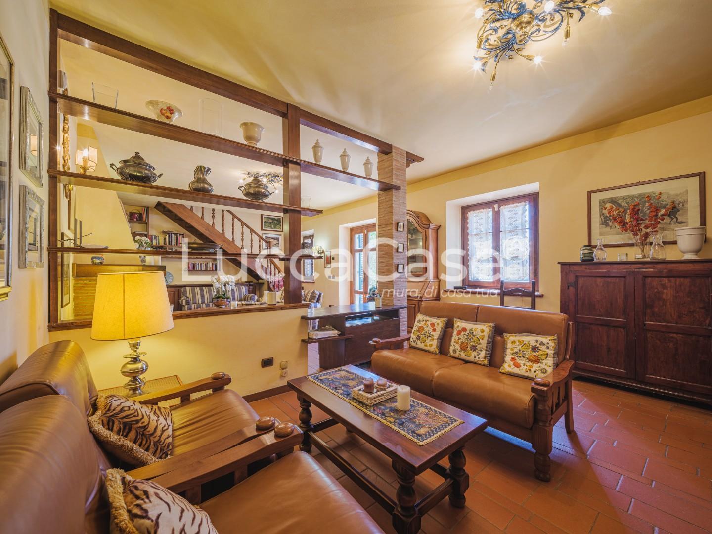 Immagine 11 di Casa colonica in vendita  a Capannori