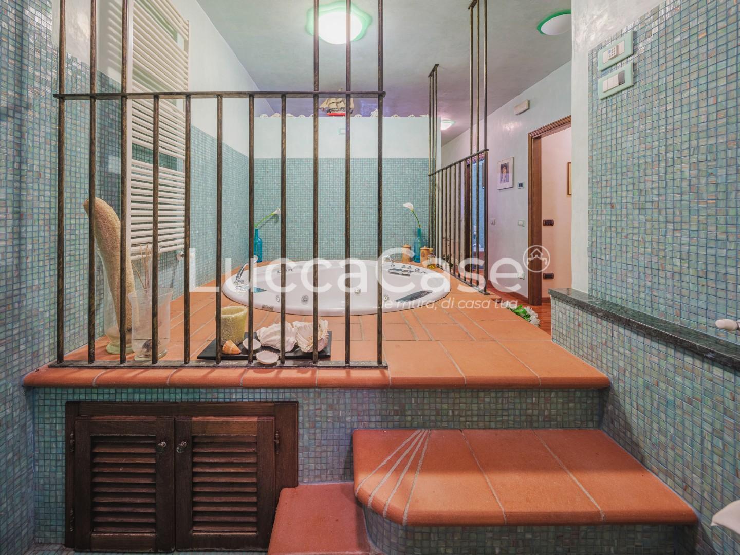 Immagine 35 di Casa colonica in vendita  a Capannori