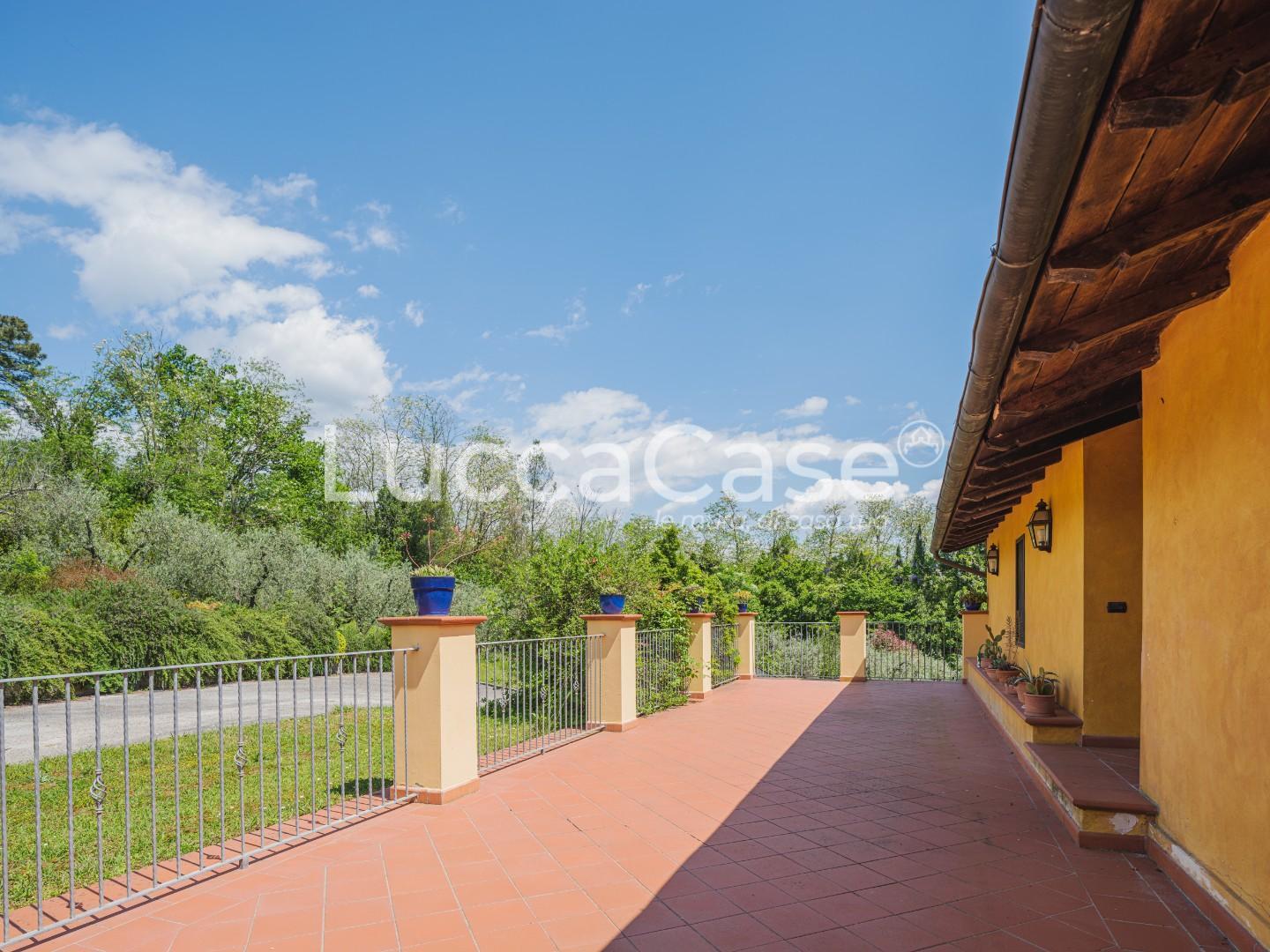 Immagine 30 di Casa colonica in vendita  a Capannori