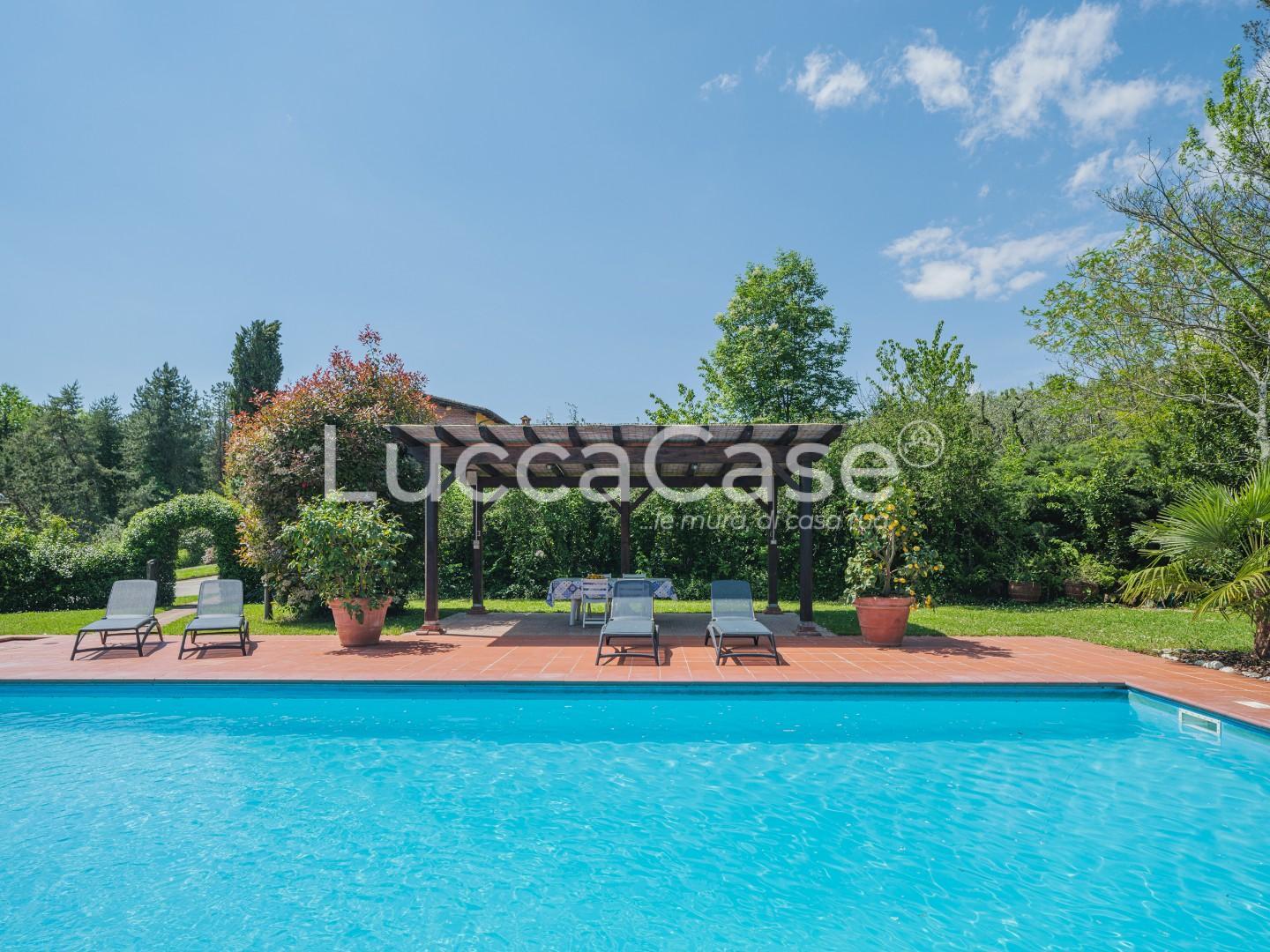 Immagine 5 di Casa colonica in vendita  a Capannori