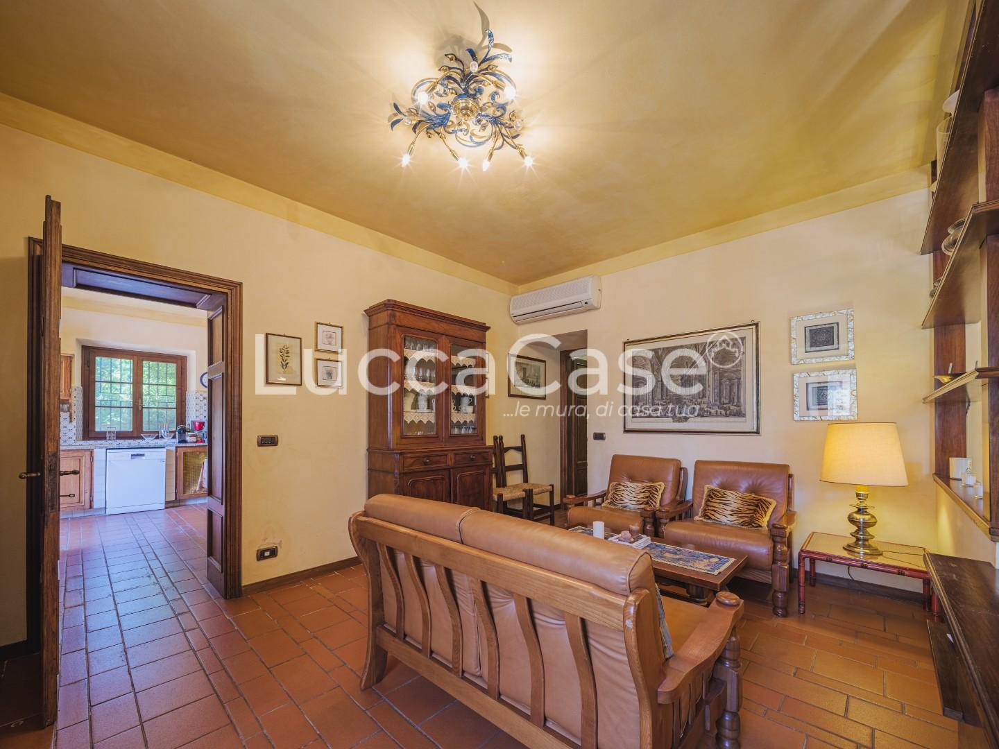 Immagine 15 di Casa colonica in vendita  a Capannori