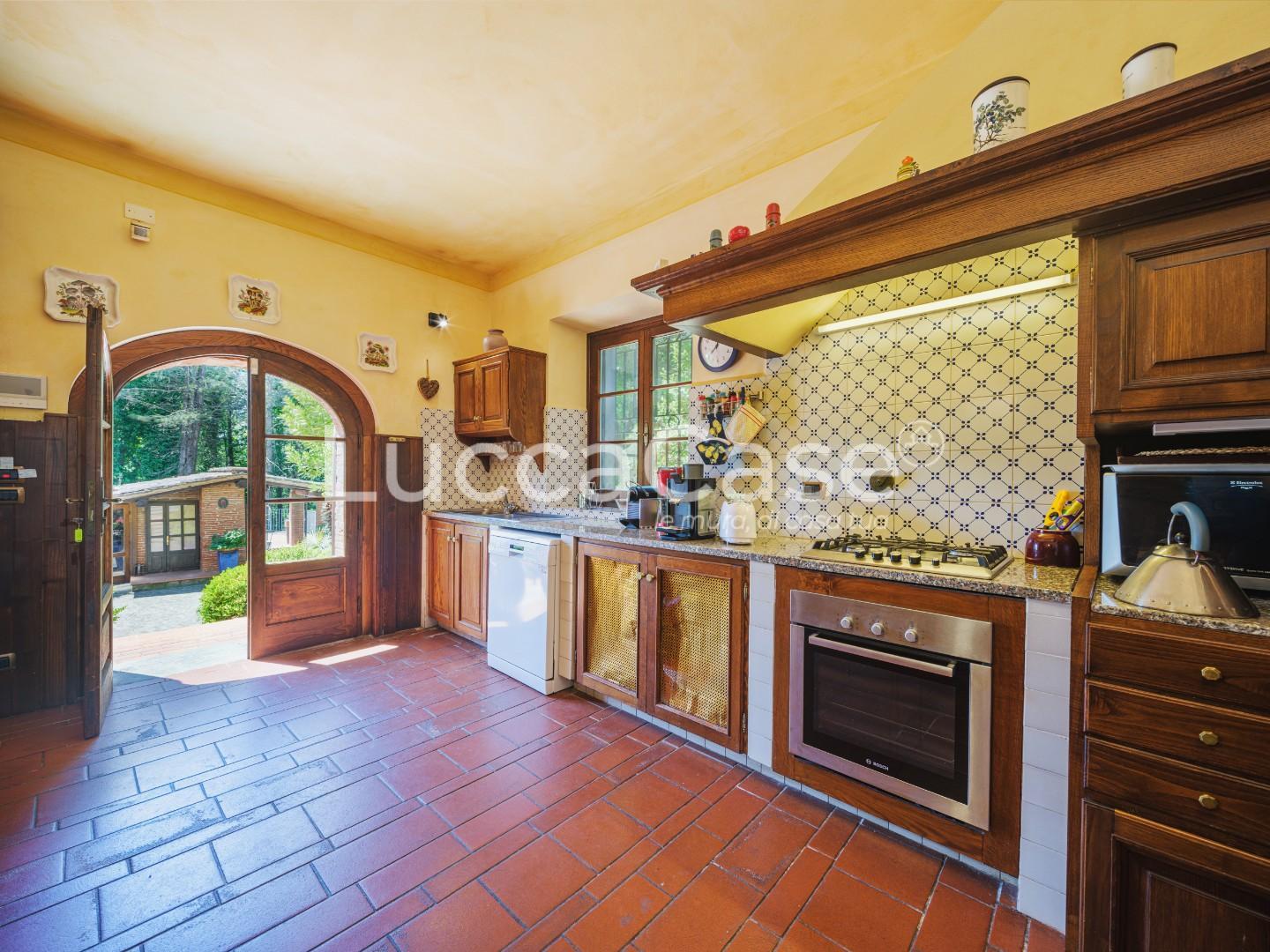 Immagine 12 di Casa colonica in vendita  a Capannori