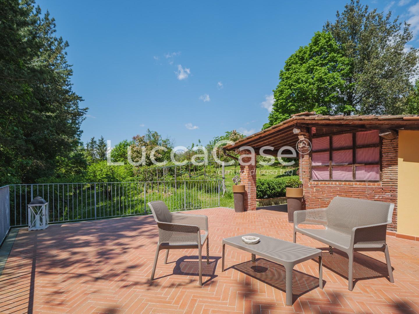 Immagine 45 di Casa colonica in vendita  a Capannori