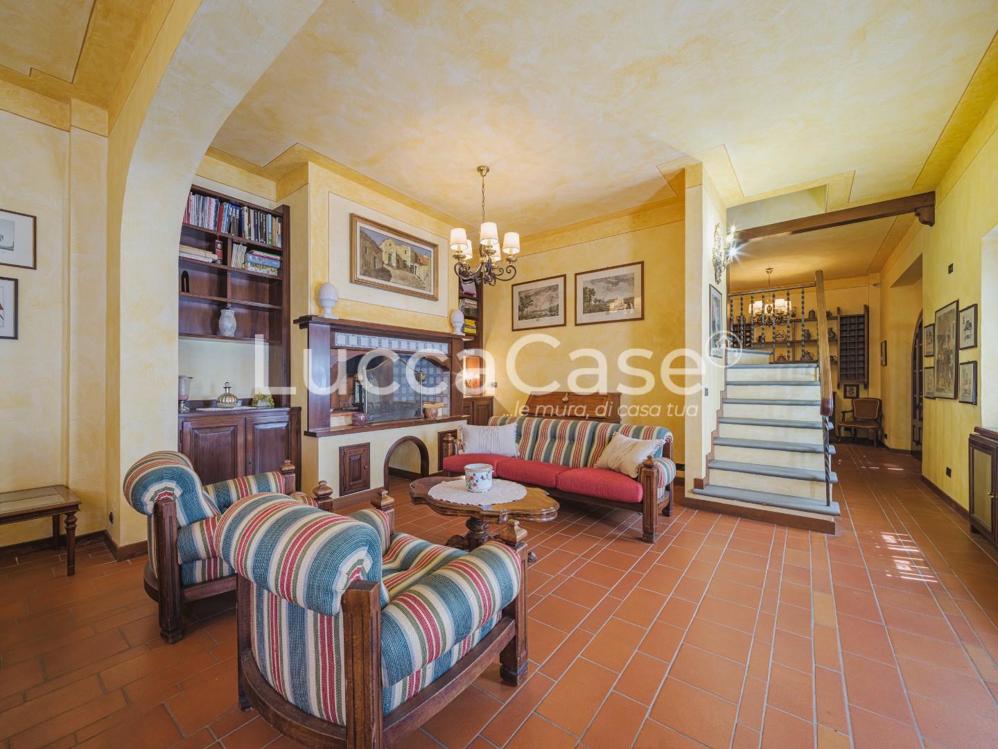 Immagine 16 di Casa colonica in vendita  a Capannori