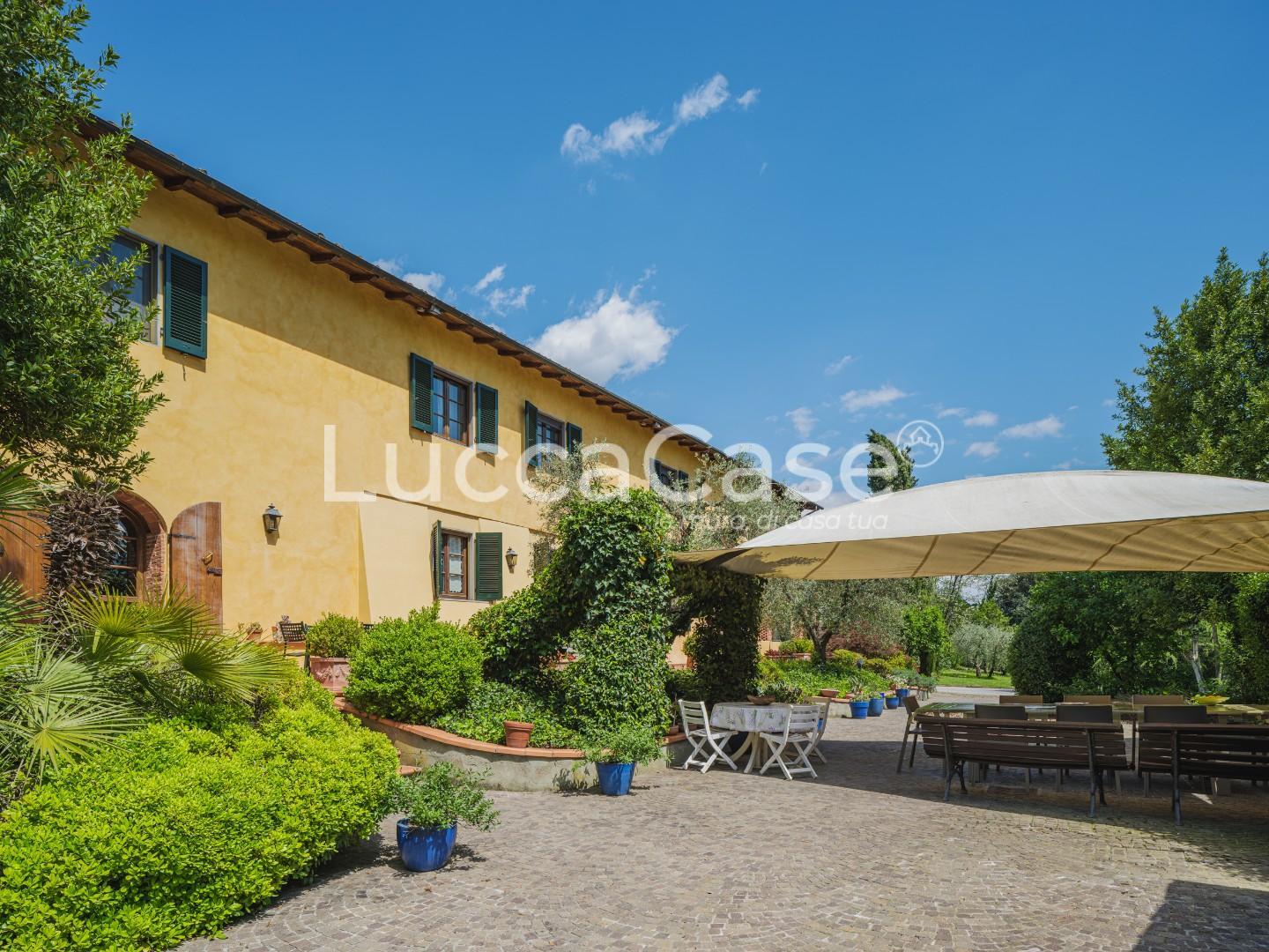 Immagine 31 di Casa colonica in vendita  a Capannori