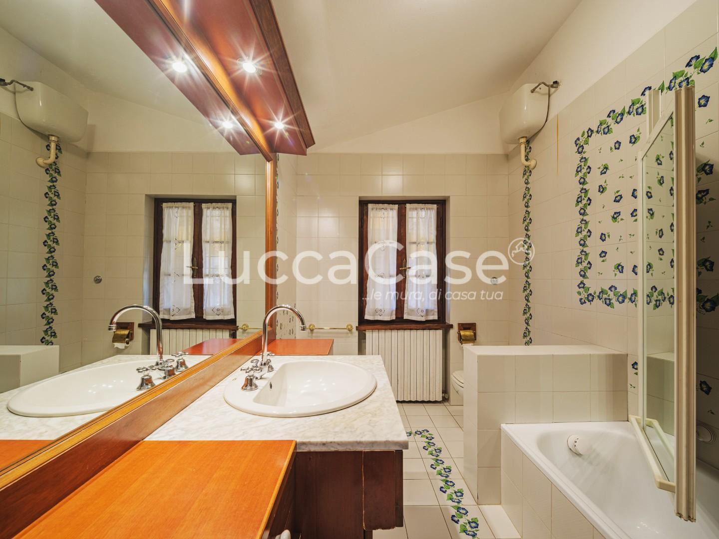 Immagine 44 di Casa colonica in vendita  a Capannori