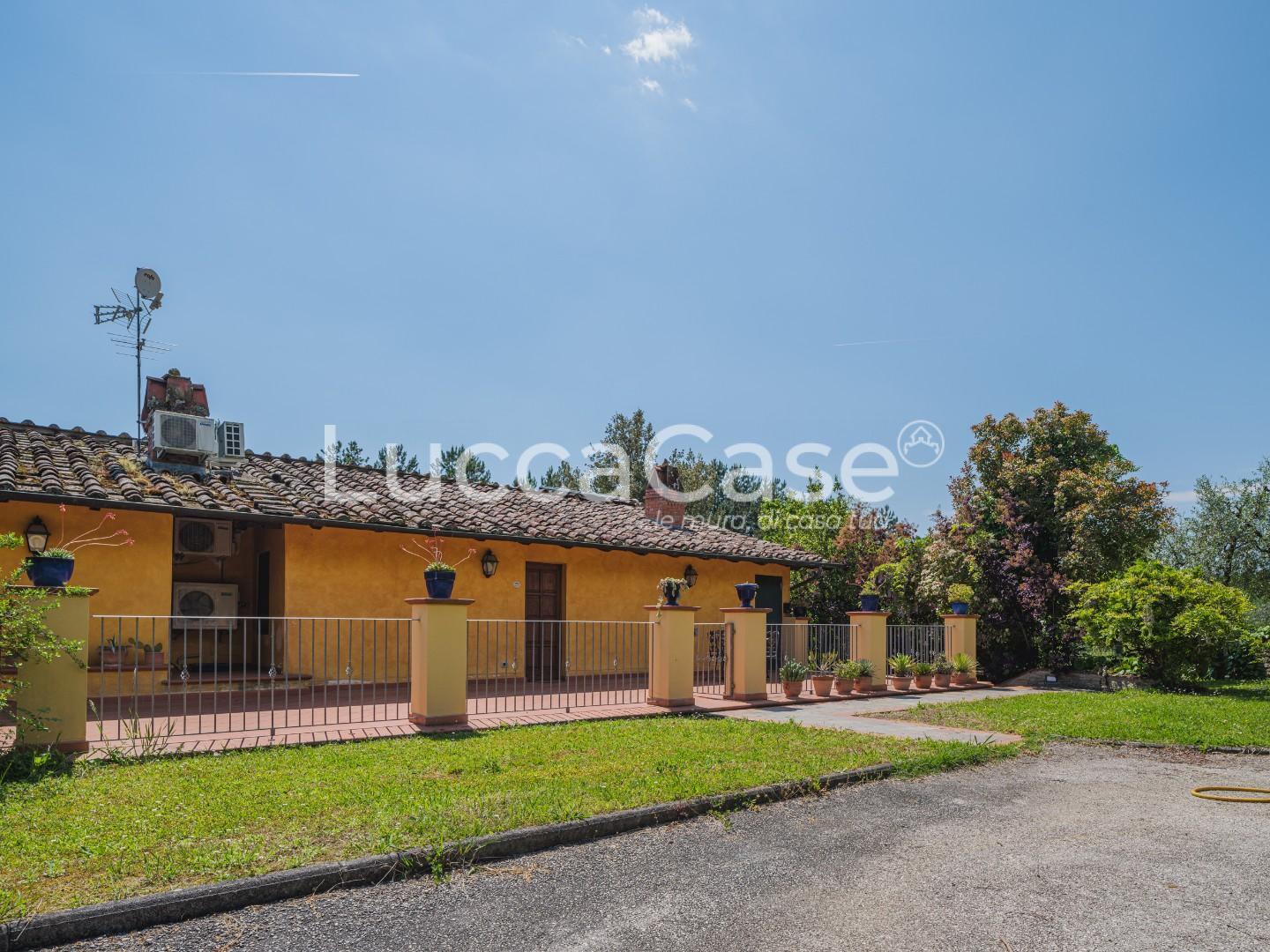 Immagine 50 di Casa colonica in vendita  a Capannori