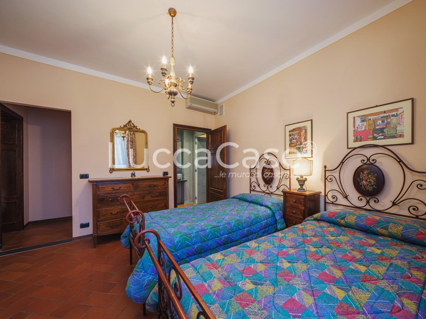 Immagine 22 di Casa colonica in vendita  a Capannori