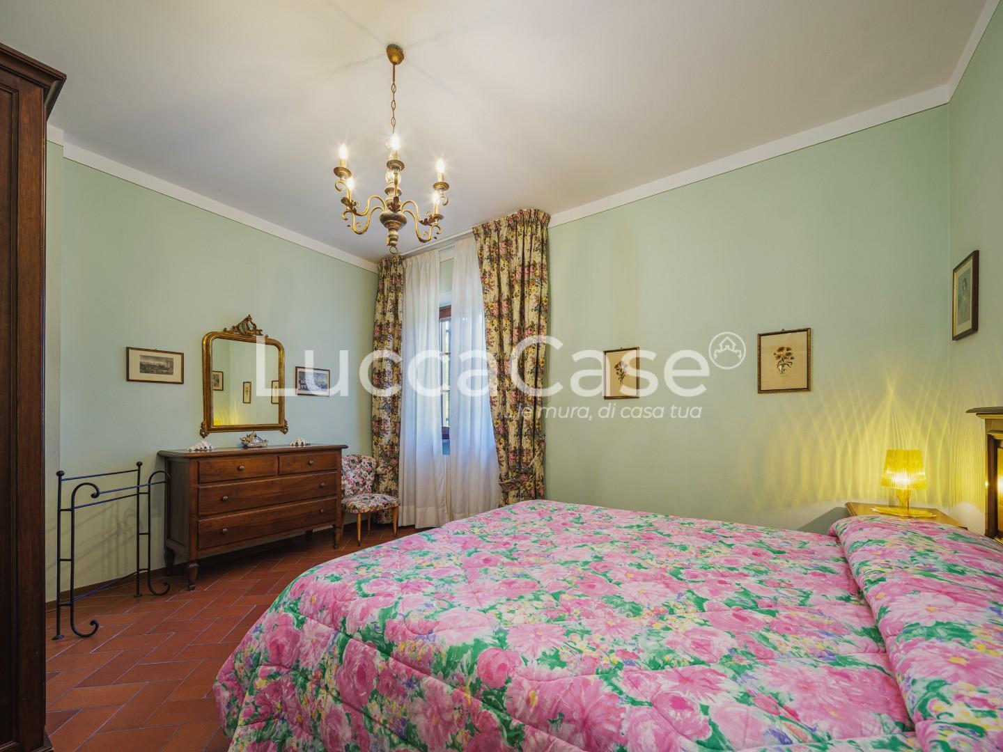 Immagine 21 di Casa colonica in vendita  a Capannori