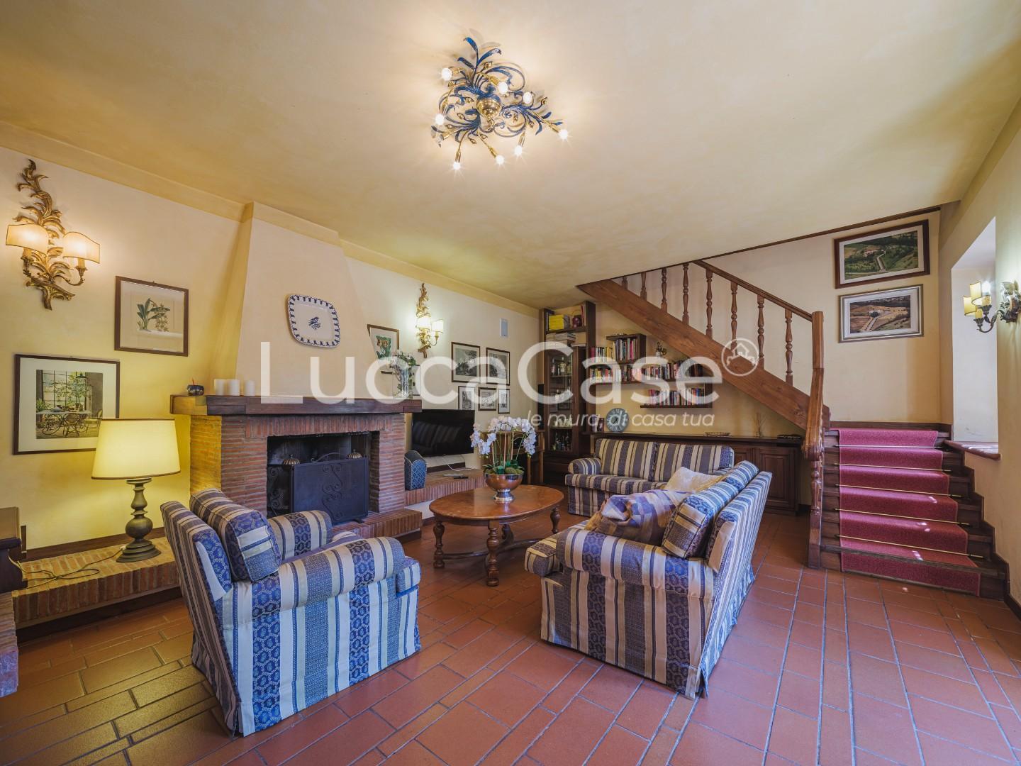 Immagine 14 di Casa colonica in vendita  a Capannori