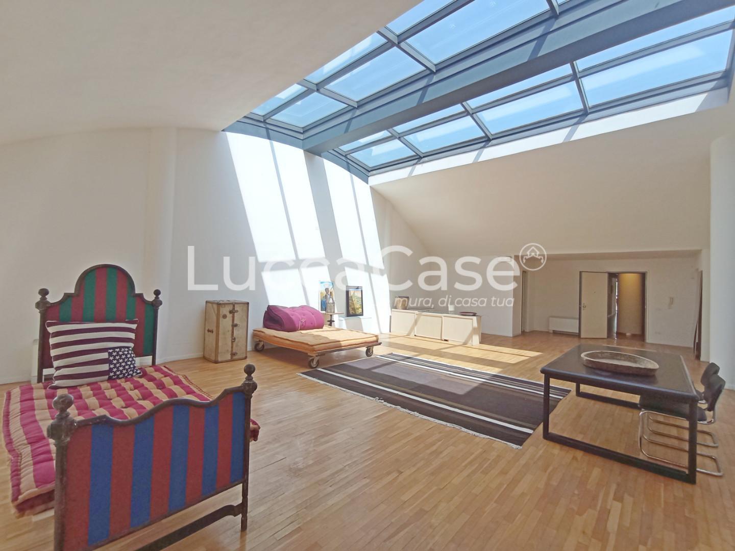 Immagine 4 di Ufficio in affitto  a Lucca