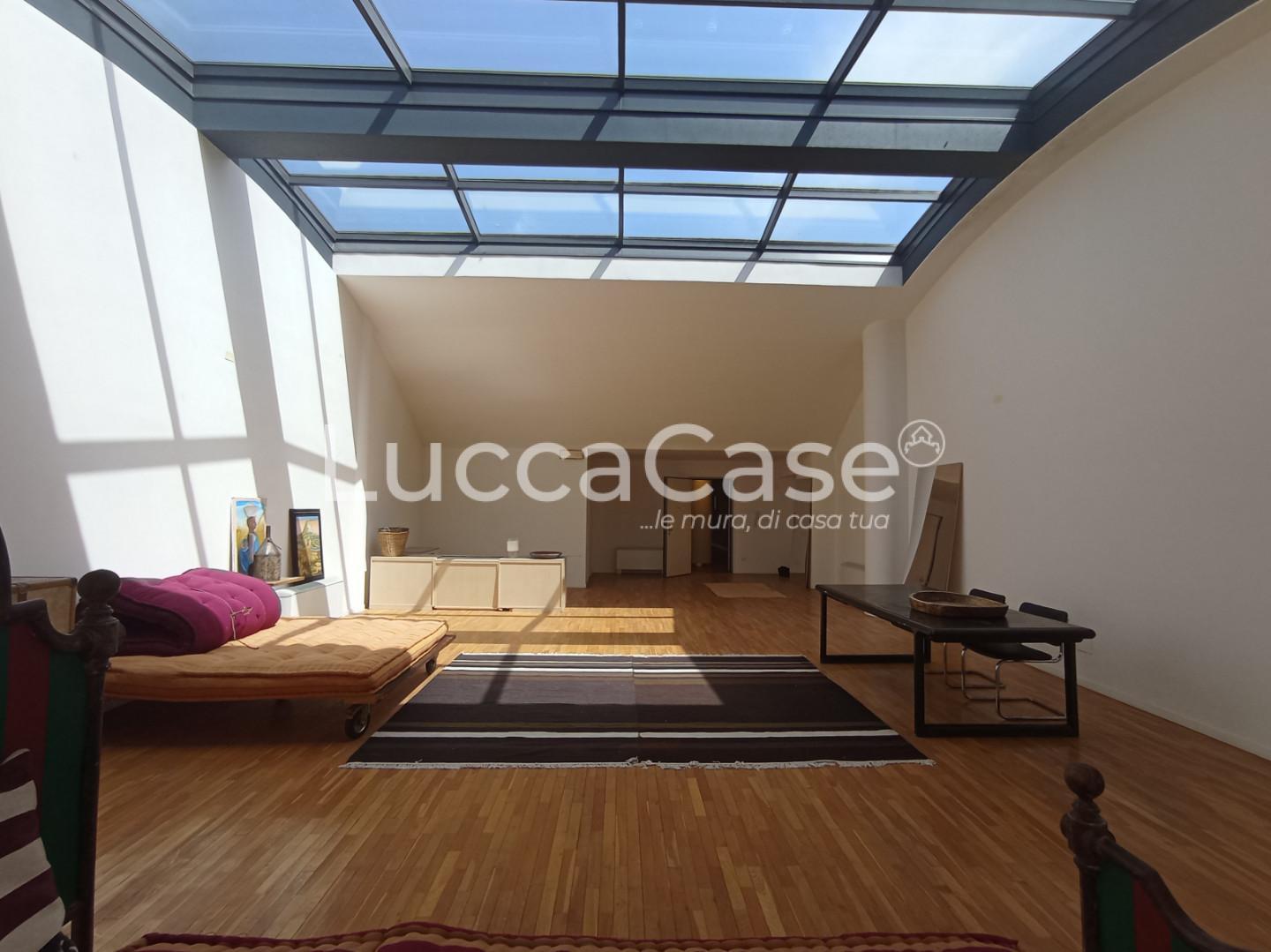 Immagine 5 di Ufficio in affitto  a Lucca