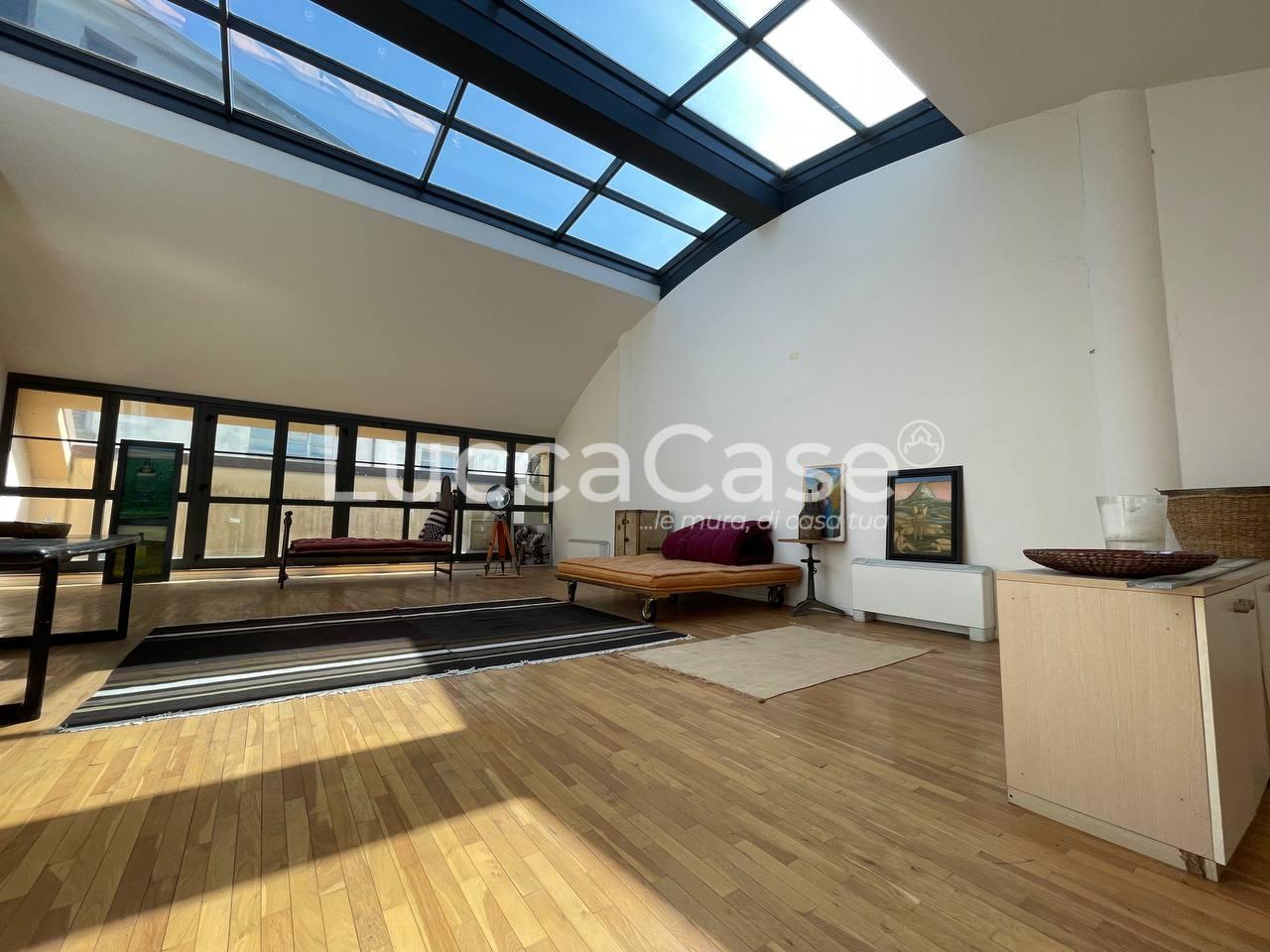 Immagine 8 di Ufficio in affitto  a Lucca