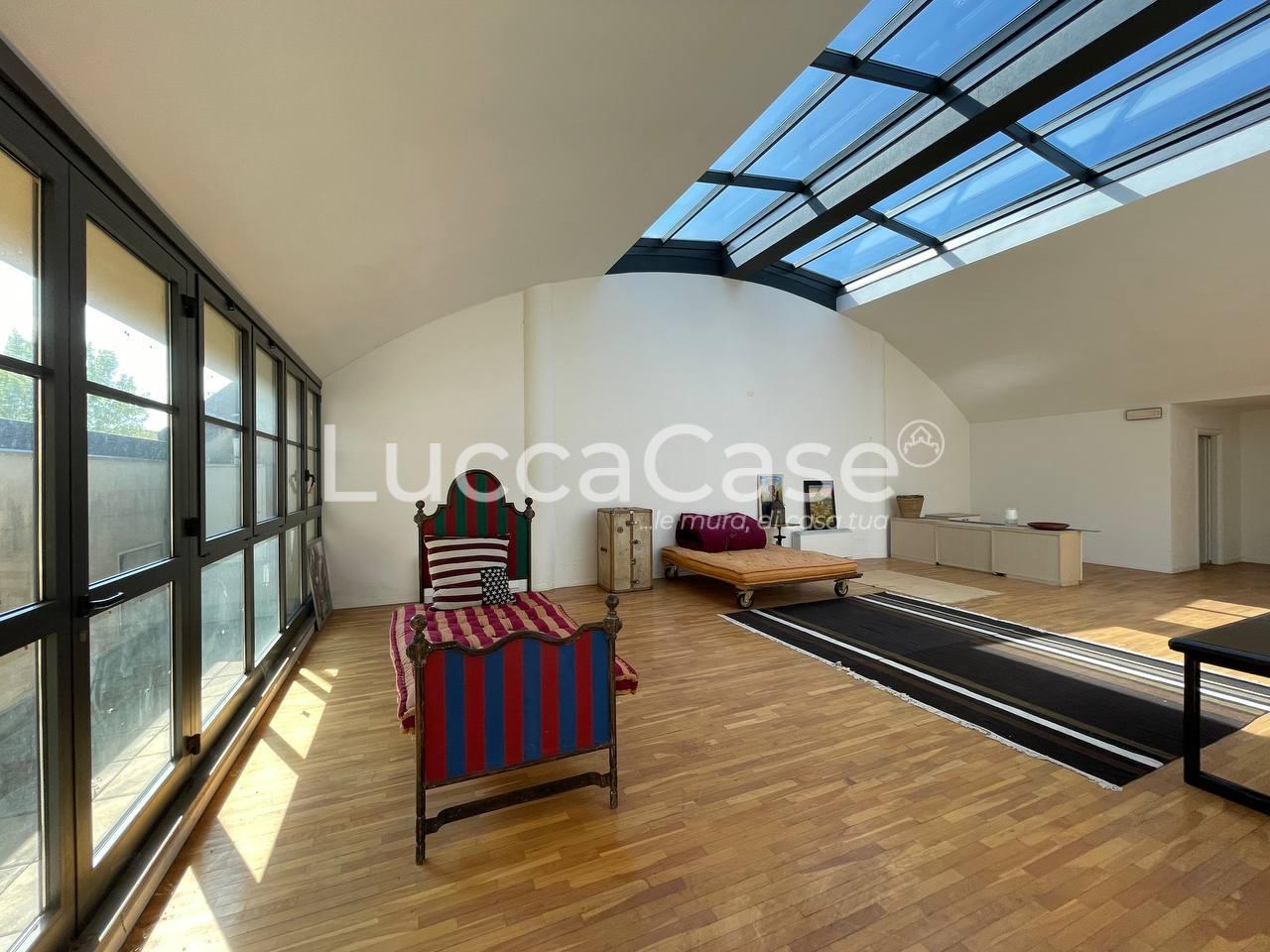 Immagine 7 di Ufficio in affitto  a Lucca