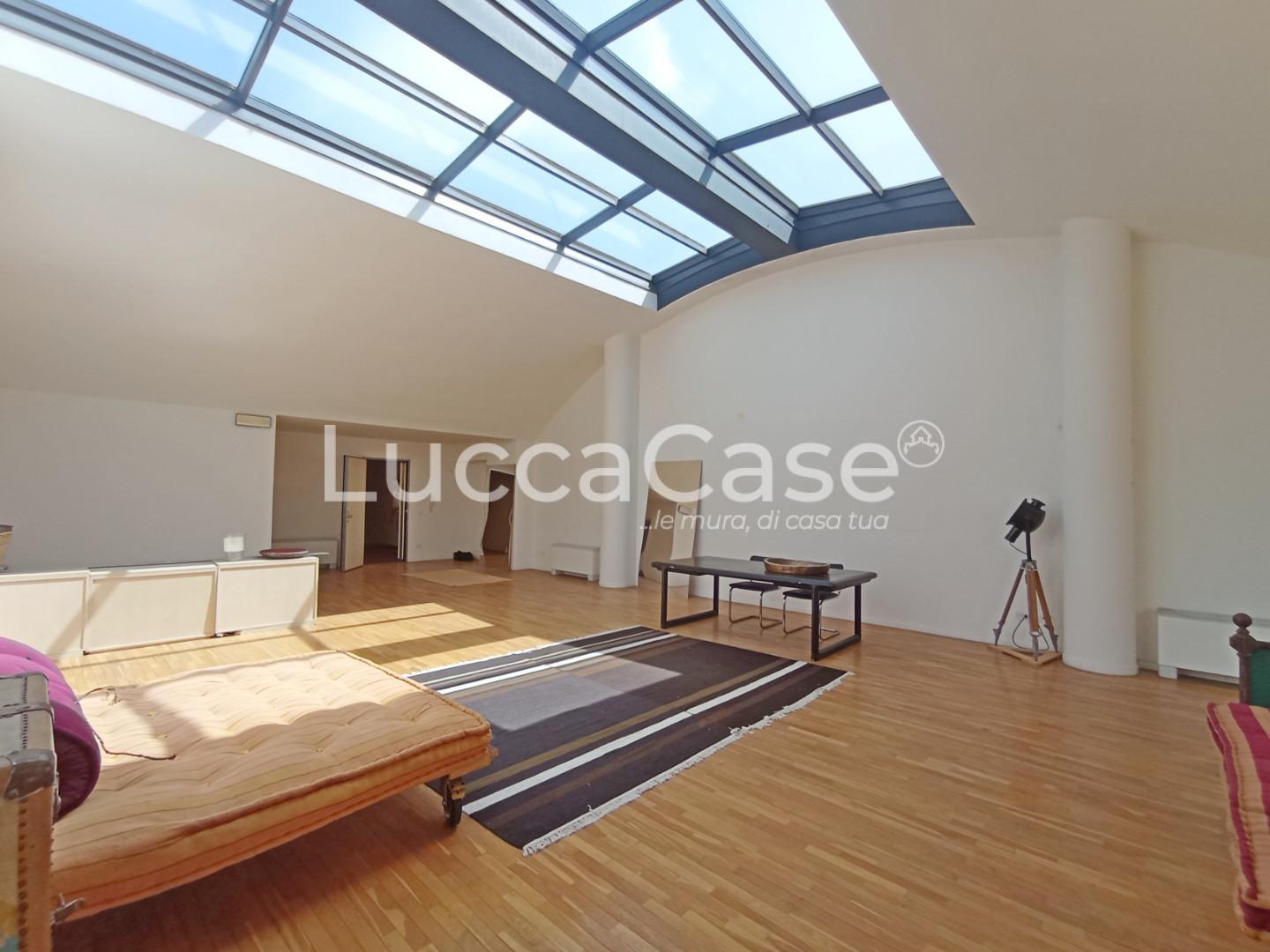 Immagine 6 di Ufficio in affitto  a Lucca