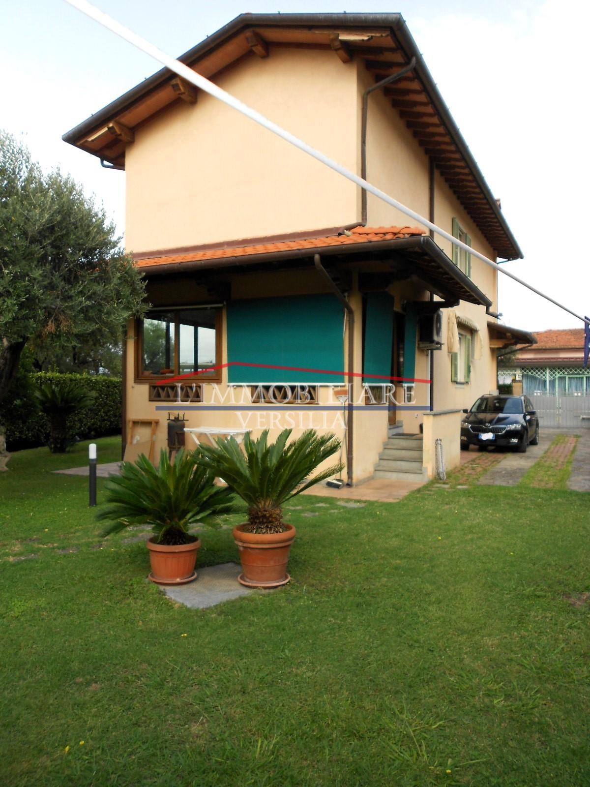 Immagine 8 di Villa in vendita  a Seravezza