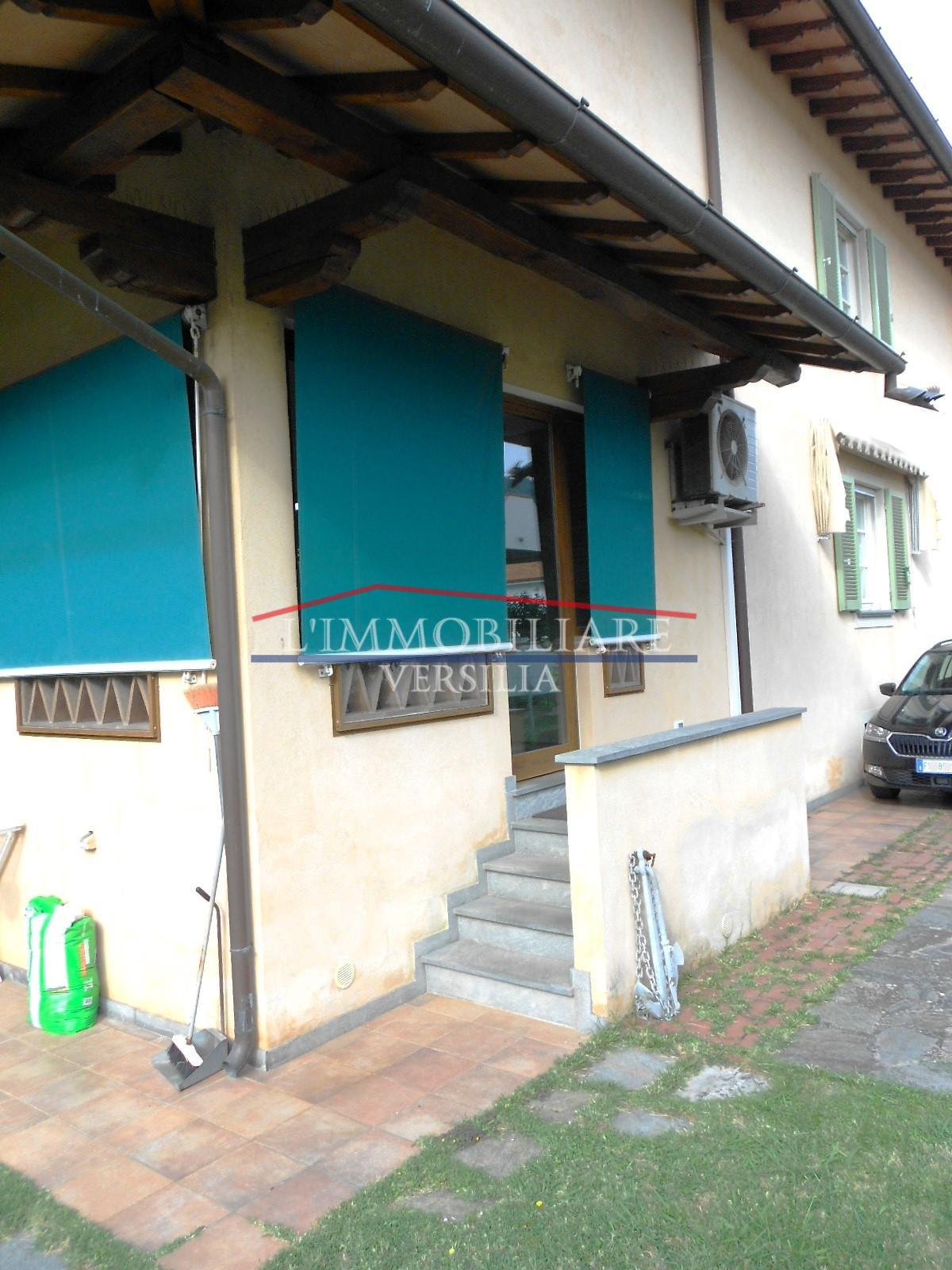 Immagine 50 di Villa in vendita  a Seravezza