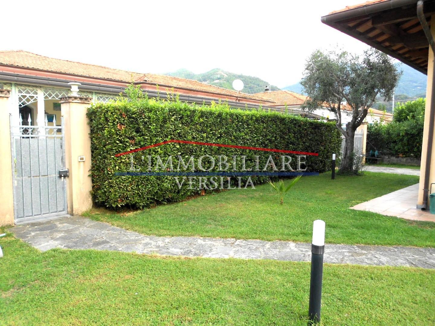 Immagine 6 di Villa in vendita  a Seravezza