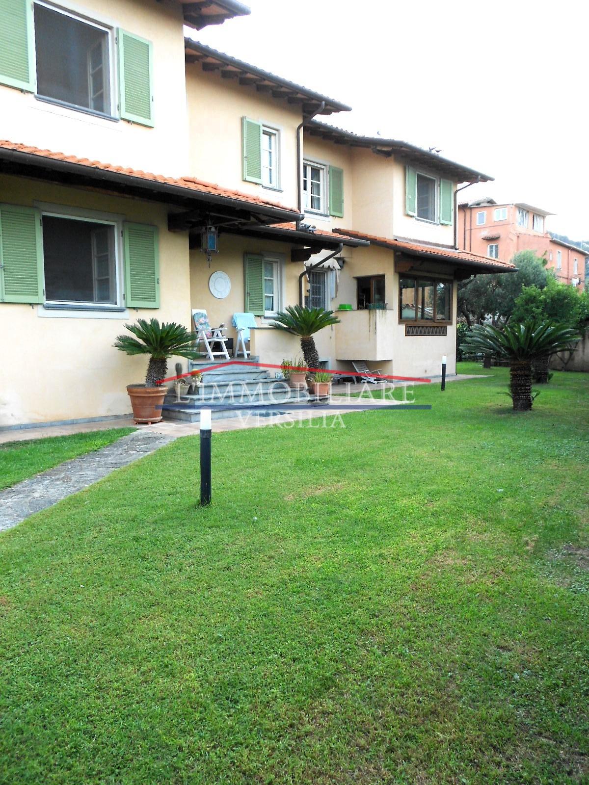 Immagine 59 di Villa in vendita  a Seravezza