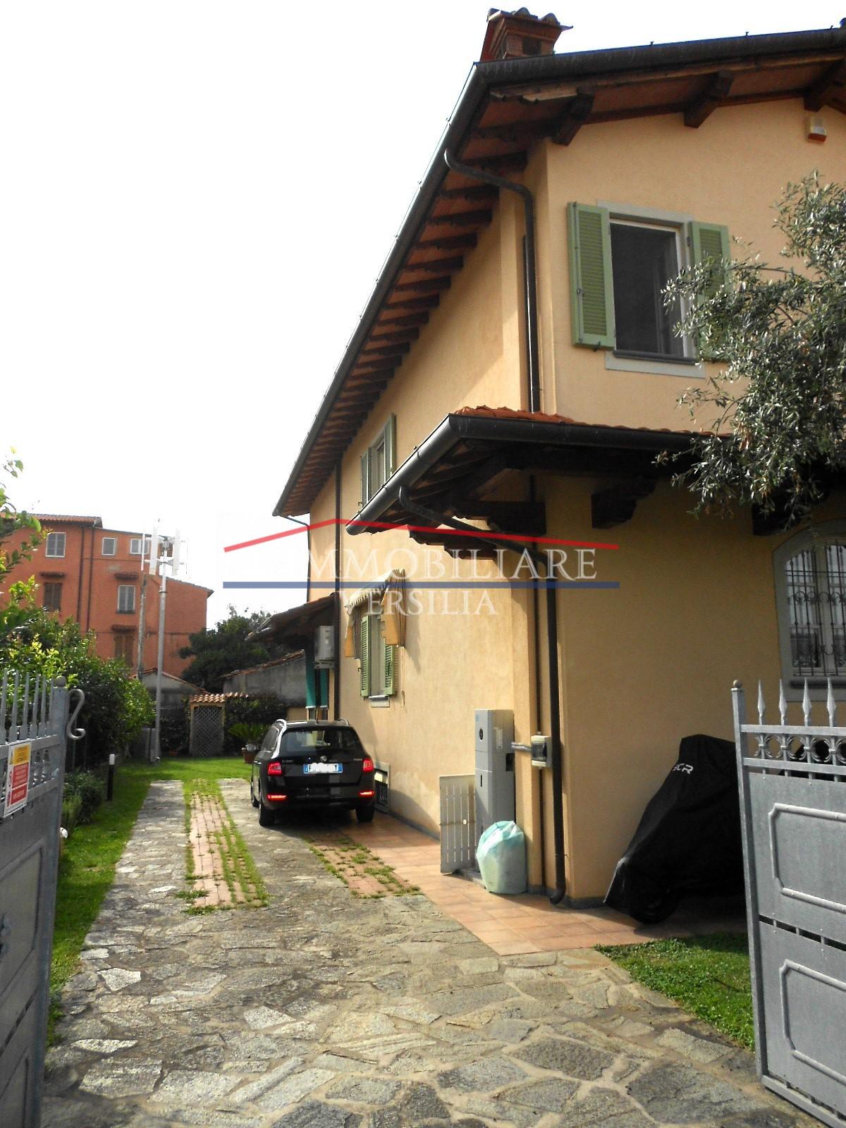 Immagine 52 di Villa in vendita  a Seravezza