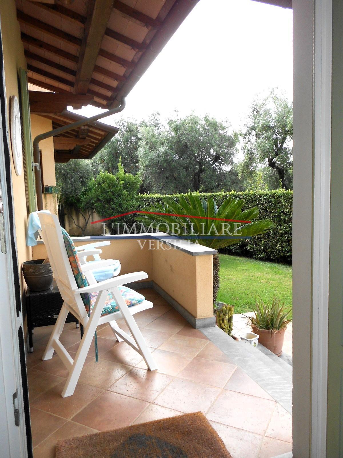 Immagine 17 di Villa in vendita  a Seravezza