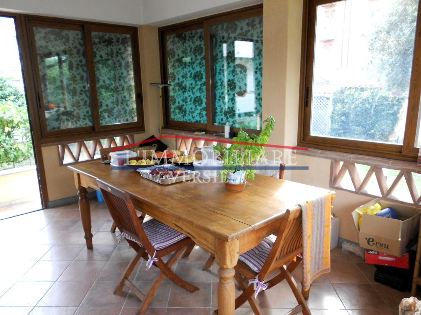 Immagine 10 di Villa in vendita  a Seravezza