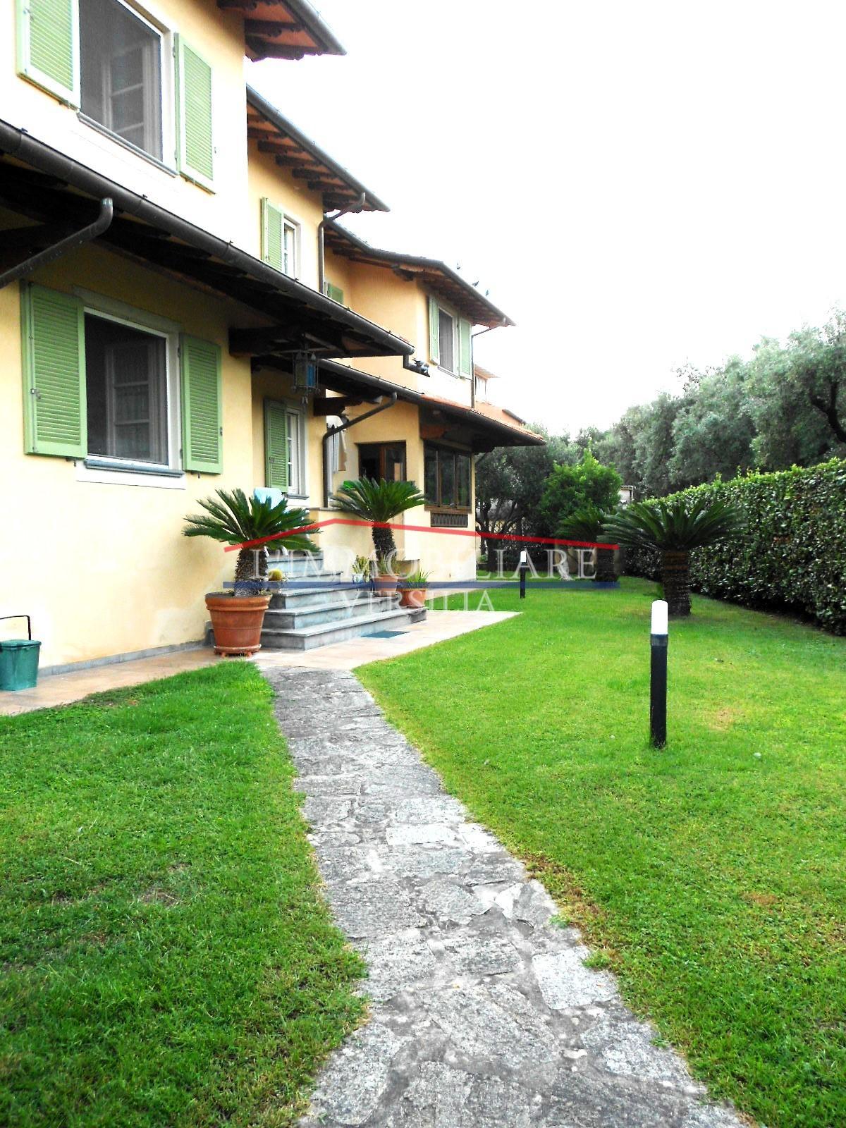 Immagine 3 di Villa in vendita  a Seravezza