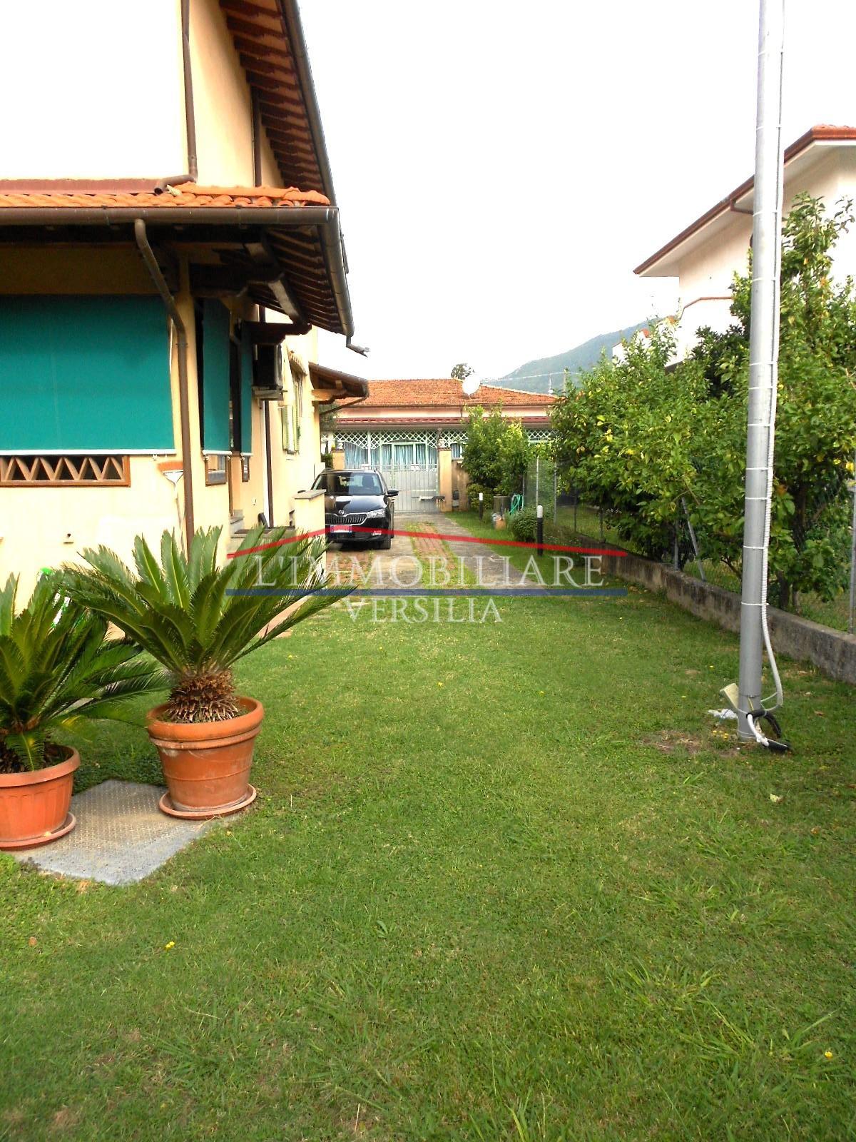 Immagine 48 di Villa in vendita  a Seravezza