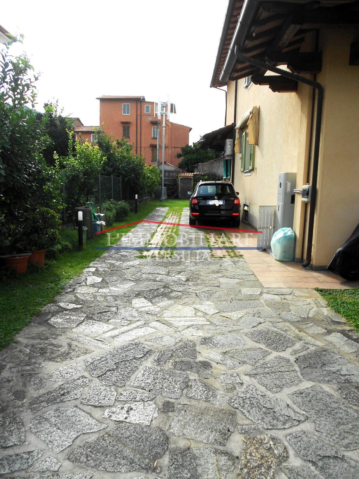 Immagine 9 di Villa in vendita  a Seravezza