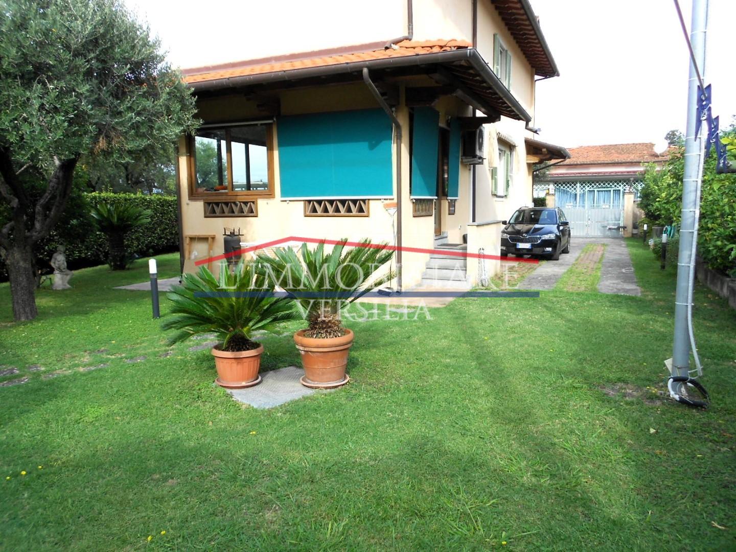 Immagine 49 di Villa in vendita  a Seravezza