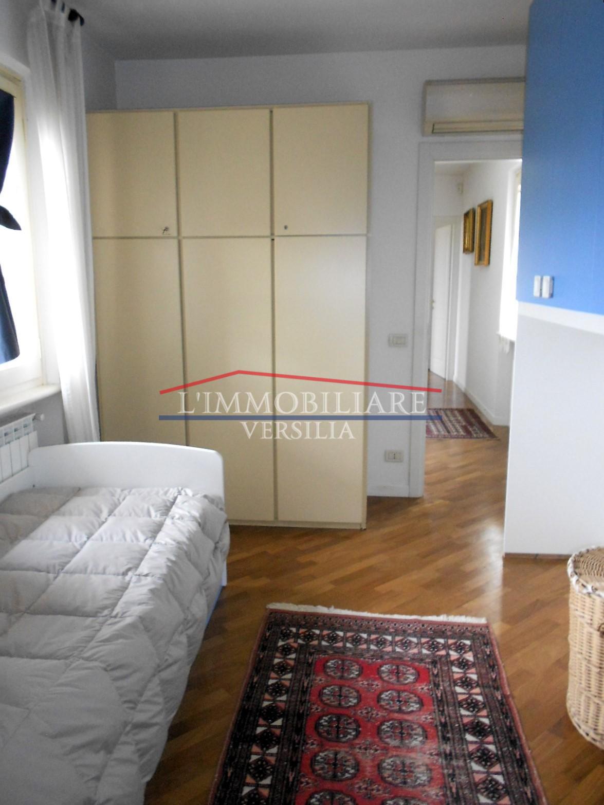 Immagine 37 di Villa in vendita  a Seravezza