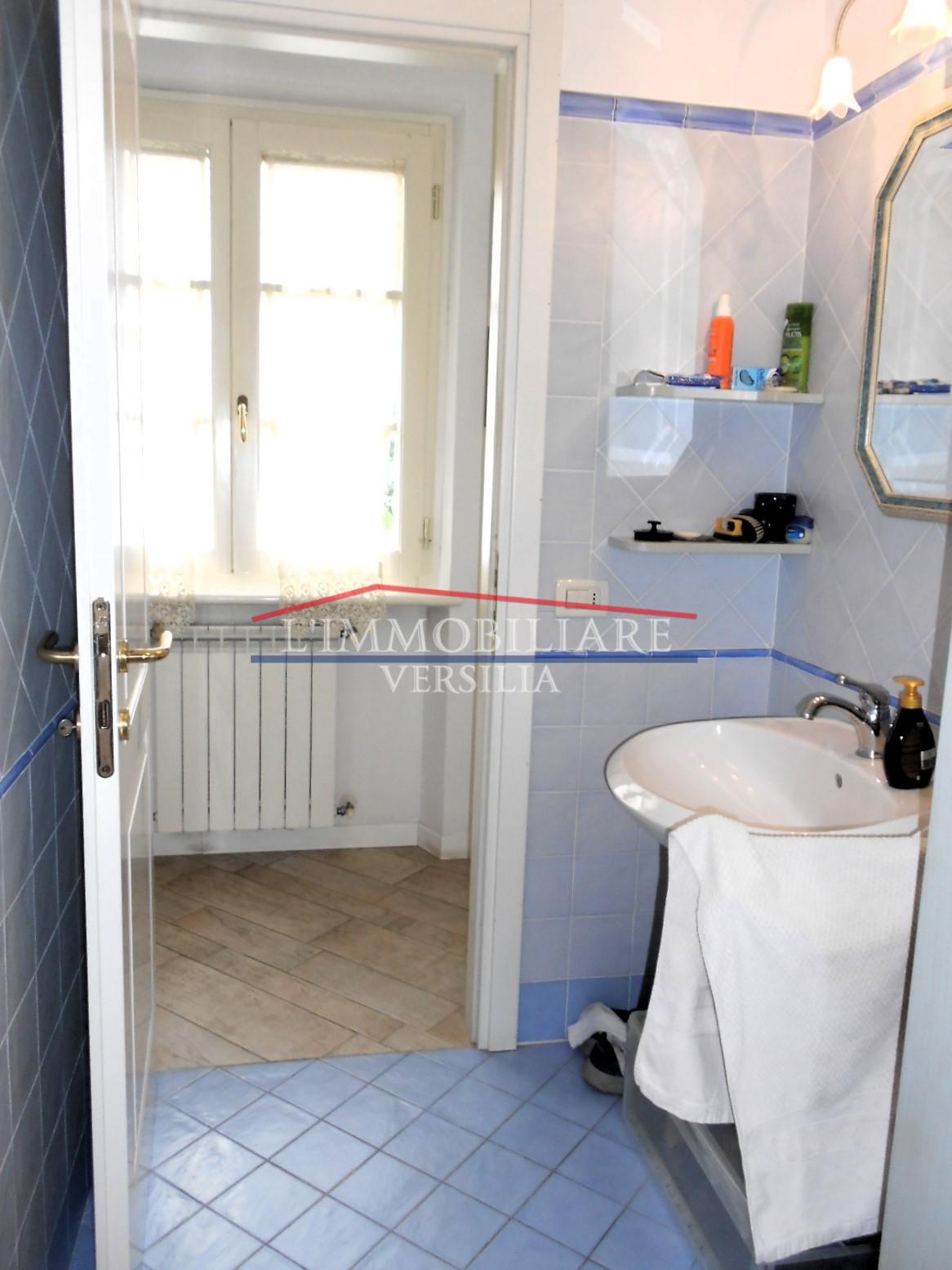 Immagine 24 di Villa in vendita  a Seravezza