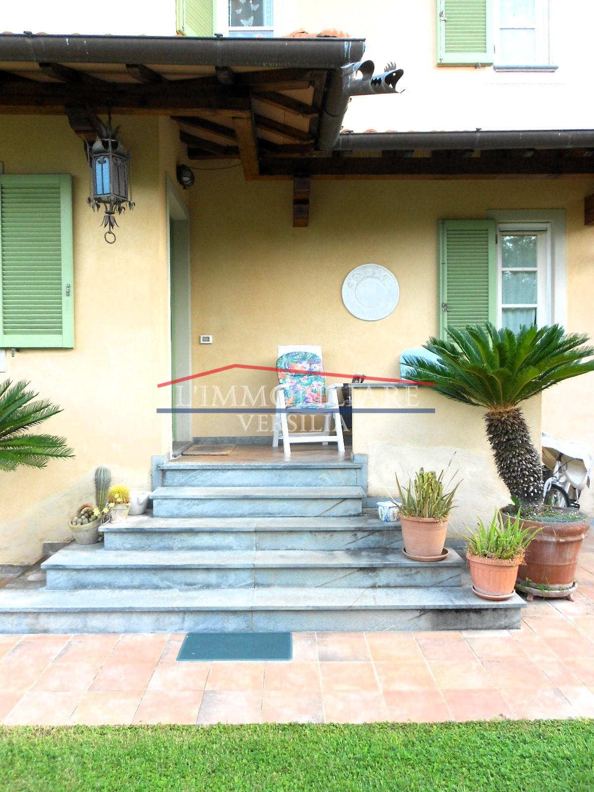 Immagine 4 di Villa in vendita  a Seravezza