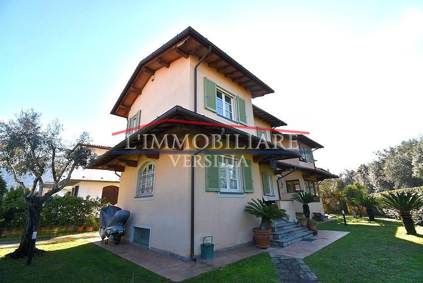 Immagine 2 di Villa in vendita  a Seravezza