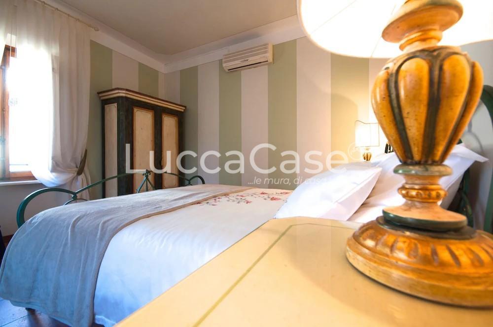 Immagine 8 di Attività commerciale in vendita  a Lucca