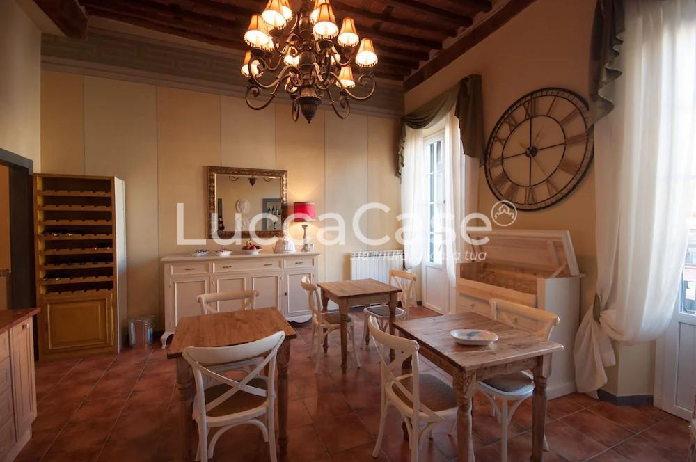 Immagine 2 di Attività commerciale in vendita  a Lucca